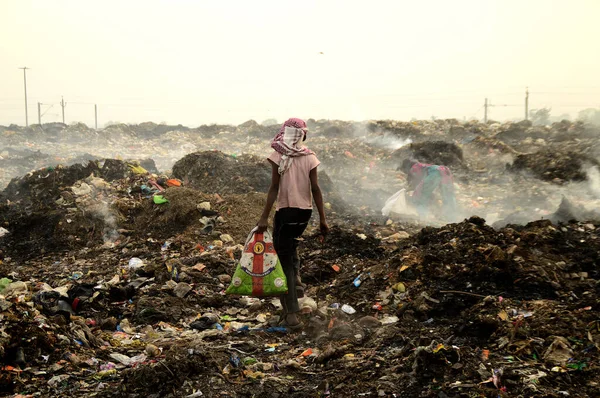 Amravati, maharashtra, indien - 09. April 2014: Unbekannte Lumpensammler suchen im Müll nach recycelbarem Material. Boden- und Luftverschmutzung in Indien am 09. April 2014, amravati, Indien. — Stockfoto