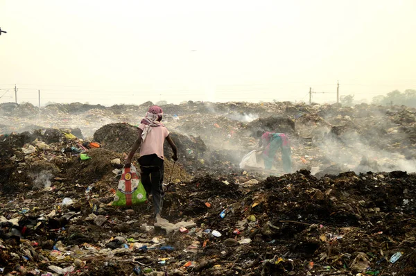 AMRAVATI, MAHARASHTRA, INDIA - 09 DE ABRIL DE 2014: Los recolectores de trapos no identificados buscan material reciclable en la basura. Contaminación atmosférica y terrestre en la India el 09 de abril de 2014, Amravati, India . — Foto de Stock