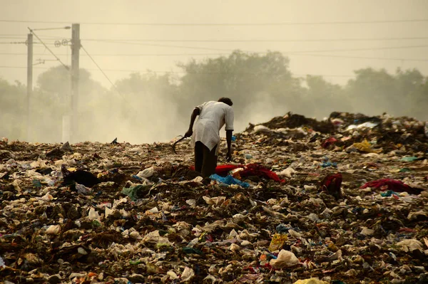 AMRAVATI, MAHARASHTRA, INDIA - 09 DE ABRIL DE 2014: Los recolectores de trapos no identificados buscan material reciclable en la basura. Contaminación atmosférica y terrestre en la India el 09 de abril de 2014, Amravati, India . — Foto de Stock