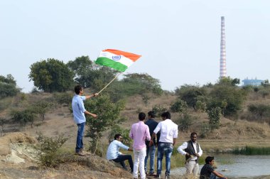 Nagpur, Maharashtra, Hindistan, Ocak - 26: Tanımlanamayan insanlar 26 Ocak 2014 'te Nagpur' da Hint bayrağı sallayarak ve dans ederek Cumhuriyet Günü 'nü kutluyorlar.