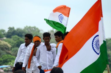 Nagpur, Maharashtra, Hindistan - 15 Ağustos 2015: Kimliği belirsiz insanlar 15 Ağustos 2015 'te Nagpur' daki futala gölünde Hint bayrağı sallayarak ve dans ederek Bağımsızlık Günü 'nü kutluyorlar.