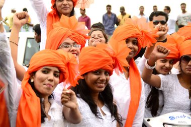 Nagpur, Maharashtra, Hindistan - 15 Ağustos 2015: Kimliği belirsiz insanlar 15 Ağustos 2015 'te Nagpur' daki futala gölünde Hint bayrağı sallayarak ve dans ederek Bağımsızlık Günü 'nü kutluyorlar.