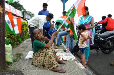 Nagpur, Maharashtra, Hindistan - 15 Ağustos 2015: Kimliği belirsiz insanlar 15 Ağustos 2015 'te Nagpur' daki futala gölünde Hint bayrağı sallayarak ve dans ederek Bağımsızlık Günü 'nü kutluyorlar.