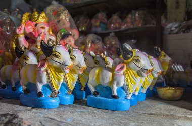 Boğa heykeli, Bail (Bull) Pola Festivali için bir atölye çalışmasında.