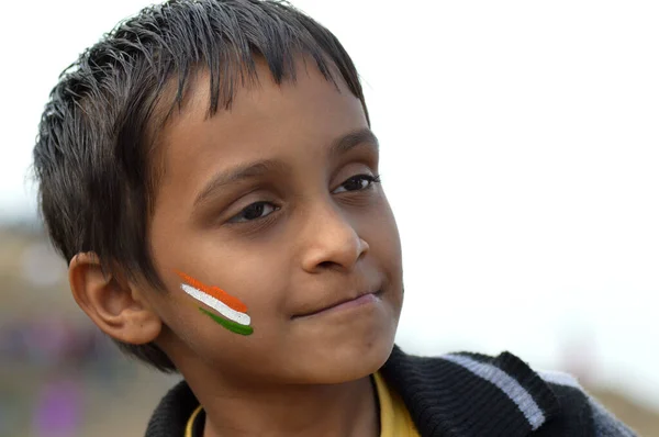 Nagpur, Maharashtra, India, January - 26: Undentified people celebrating Republic Day танцюючи і розмахуючи індійським прапором у Нагпурі 26 січня 2014 — стокове фото