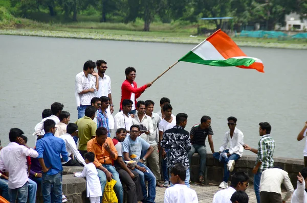 Nagpur, Maháráštra, Indie, srpen - 15: Neidentifikovaní lidé slaví 15. srpna 2015 Den nezávislosti tancem a máváním indickou vlajkou (trojbarevnou) u jezera futala v Nagpuru — Stock fotografie