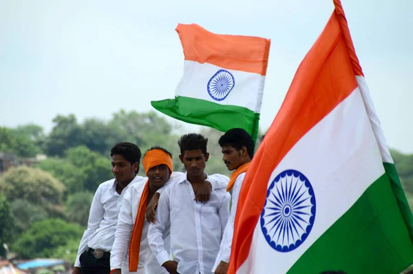 Nagpur, Maharashtra, India, August - 15: Unidentified people celebrating independence Day by dancing and waving Indian flag (tri-colour) at futala lake in Nagpur on 15 August 2015 — 图库照片