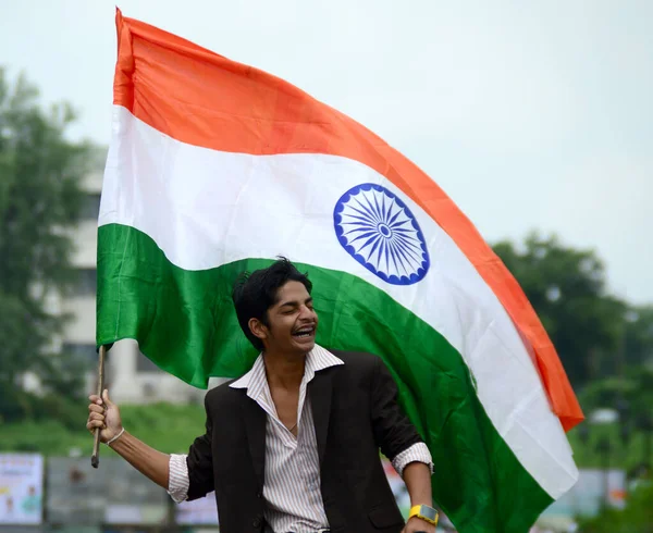 Nagpur, Maharashtra, India, augustus - 15: Ongeïdentificeerde mensen vieren Onafhankelijkheidsdag door te dansen en te zwaaien met de Indiase vlag (driekleurig) aan het futala meer in Nagpur op 15 augustus 2015 — Stockfoto