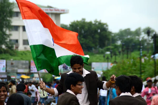 Nagpur, Maharashtra, India, August - 15: Άγνωστοι άνθρωποι γιορτάζουν την Ημέρα της Ανεξαρτησίας χορεύοντας και ανεμίζοντας Ινδική σημαία (τρίχρωμη) στη λίμνη Futala στο Nagpur στις 15 Αυγούστου 2015 — Φωτογραφία Αρχείου