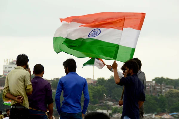 NAGPUR, MAHARASHTRA, INDIA, AUGUST - 15: Неизвестные празднуют День Независимости, танцуя и размахивая индийским флагом на озере Футала в Нагпуре 15 августа 2015 года — стоковое фото