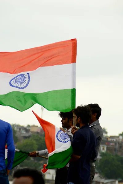 Nagpur, Maharashtra, India, August - 15: Unidentified people celebrating independence Day by dancing and waving Indian flag (tri-colour) at futala lake in Nagpur on 15 August 2015 — 图库照片