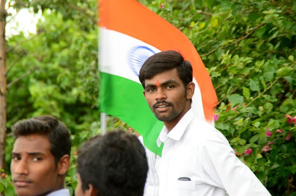 NAGPUR, MAHARASHTRA, ÍNDIA, AGOSTO - 15: Pessoas não identificadas comemorando o Dia da Independência dançando e acenando com a bandeira indiana (tri-color) no lago futala em Nagpur em 15 de agosto de 2015 — Fotografia de Stock