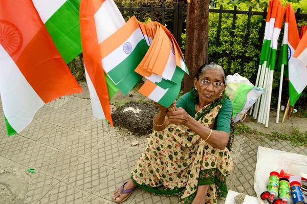Nagpur, Maháráštra, Indie, srpen - 15: Neidentifikovaní lidé slaví 15. srpna 2015 Den nezávislosti tancem a máváním indickou vlajkou (trojbarevnou) u jezera futala v Nagpuru — Stock fotografie
