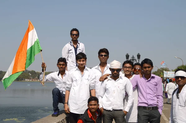 Nagpur, Maharashtra, India, januari - 26: Ongeïdentificeerde mensen vieren de dag van de republiek door te dansen en te zwaaien met de Indiase vlag in Nagpur op 26 januari 2014 — Stockfoto