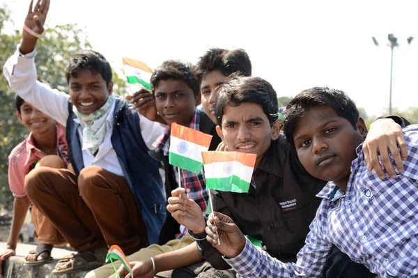 NAGPUR, MAHARASHTRA, INDIA, JANUARY - 26 января 2014 года: Неизвестные празднуют День республики, танцуя и размахивая индийским флагом в Нагпуре — стоковое фото