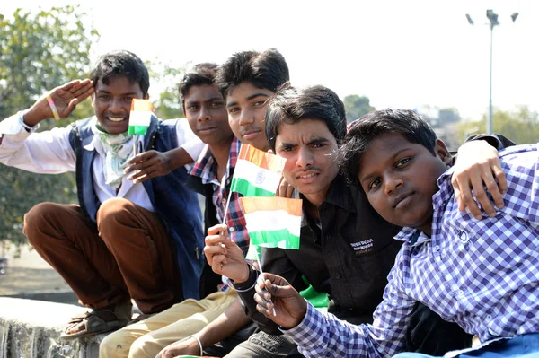 Nagpur, Maharashtra, India, januari - 26: Ongeïdentificeerde mensen vieren de dag van de republiek door te dansen en te zwaaien met de Indiase vlag in Nagpur op 26 januari 2014 — Stockfoto