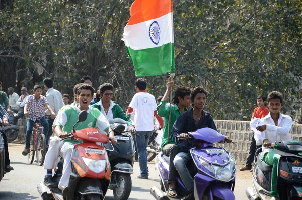 Nagpur, Maháráštra, Indie, leden - 26: Neidentifikovaní lidé slaví Den republiky tancem a máváním indickou vlajkou v Nagpuru 26. ledna 2014 — Stock fotografie