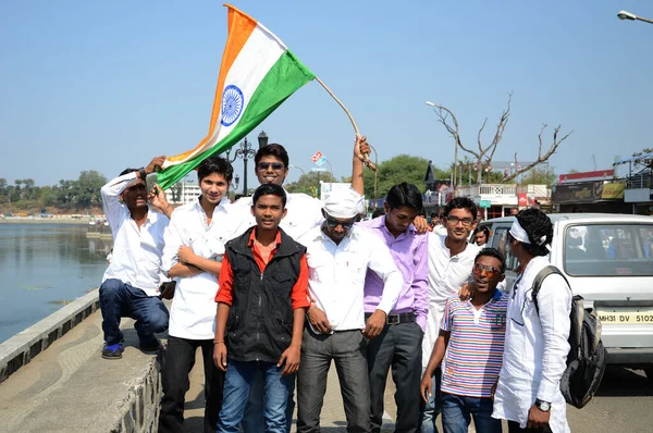 インド・マハラシュトラ州ナグプル2014年1月26日:インドの国旗を踊り、振って共和国の日を祝う未確認の人々 — ストック写真