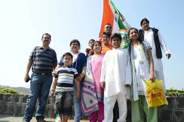 Nagpur, Maháráštra, Indie, leden - 26: Neidentifikovaní lidé slaví Den republiky tancem a máváním indickou vlajkou v Nagpuru 26. ledna 2014 — Stock fotografie