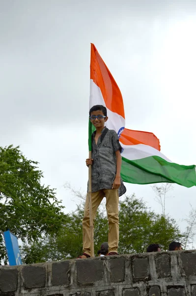 NAGPUR, MAHARASHTRA, INDIA, AUGUST - 15: Неизвестные празднуют День Независимости, танцуя и размахивая индийским флагом на озере Футала в Нагпуре 15 августа 2015 года — стоковое фото