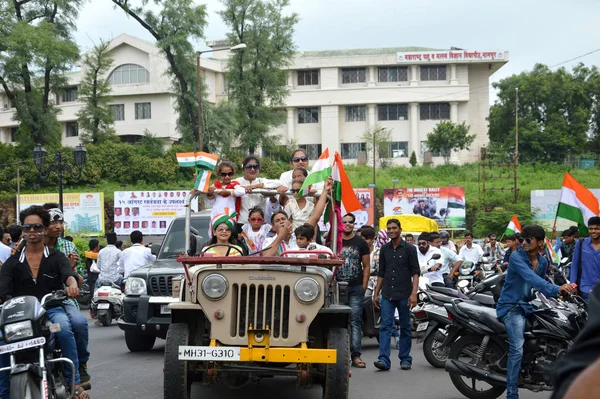 Nagpur, Maharashtra, India, August - 15: Άγνωστοι άνθρωποι γιορτάζουν την Ημέρα της Ανεξαρτησίας χορεύοντας και ανεμίζοντας Ινδική σημαία (τρίχρωμη) στη λίμνη Futala στο Nagpur στις 15 Αυγούστου 2015 — Φωτογραφία Αρχείου