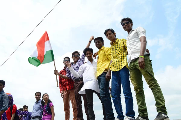NAGPUR, MAHARASHTRA, INDIA, AUGUST - 15: Неизвестные празднуют День Независимости на озере Футала в Нагпуре 15 августа 2014 года — стоковое фото