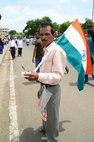 NAGPUR, MAHARASHTRA, INDIA, AUGUST - 15: Неизвестные празднуют День Независимости на озере Футала в Нагпуре 15 августа 2014 года — стоковое фото