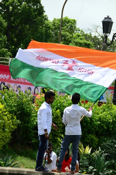 NAGPUR, MAHARASHTRA, INDIA, AUGUST - 15: Неизвестные празднуют День Независимости на озере Футала в Нагпуре 15 августа 2014 года — стоковое фото