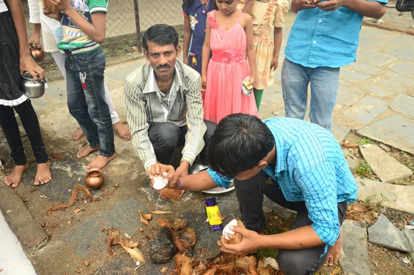 NAGPUR, MAHARASHTRA, INDE - 01 AOÛT : Adoration populaire de Dieu Serpent au festival "Nag Panchami". C'est le culte traditionnel des serpents ou des serpents observé par les hindous à Nagpur, en Inde, le 01 août 2014 — Photo