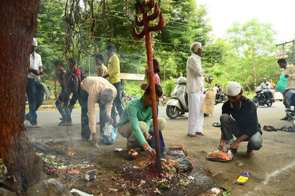 NAGPUR, MAHARASHTRA, INDIA - 01 AGOSTO: La gente adora Dio Serpente nel festival "Nag Panchami". È adorazione tradizionale di serpenti o serpenti osservata dagli indù a Nagpur, India il 01 agosto 2014 — Foto Stock