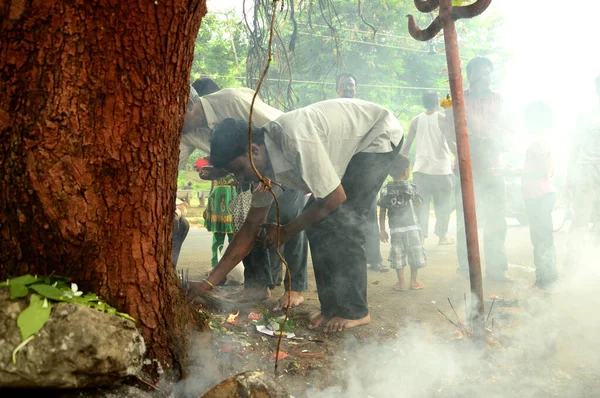 NAGPUR, MAHARASHTRA, INDE - 01 AOÛT : Adoration populaire de Dieu Serpent au festival "Nag Panchami". C'est le culte traditionnel des serpents ou des serpents observé par les hindous à Nagpur, en Inde, le 01 août 2014 — Photo