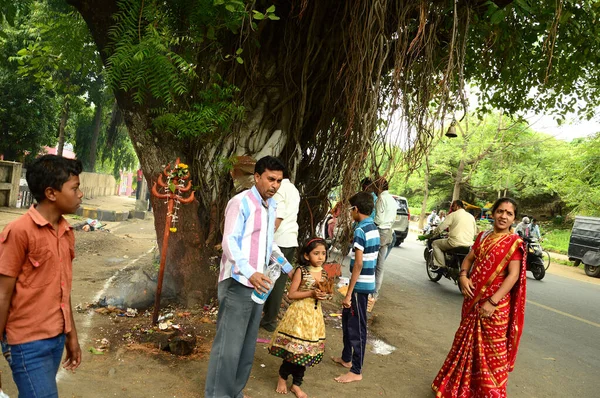 NAGPUR, MAHARASHTRA, INDE - 01 AOÛT : Adoration populaire de Dieu Serpent au festival "Nag Panchami". C'est le culte traditionnel des serpents ou des serpents observé par les hindous à Nagpur, en Inde, le 01 août 2014 — Photo