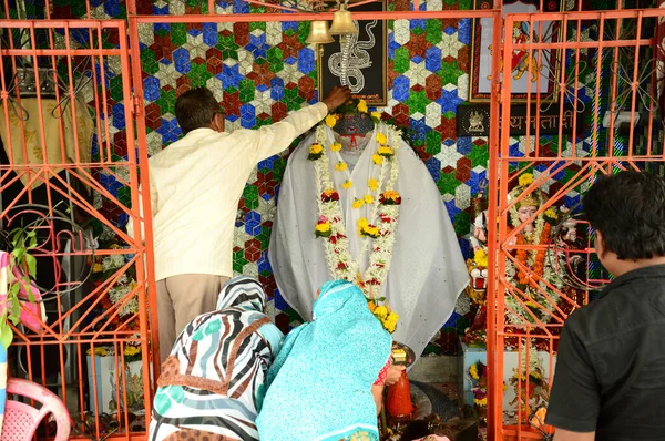 НАГПУР, МАХАРАШТРА, Индия - АВГУСТА 01: Люди поклоняются Змеиному Богу на фестивале "Наг Панчами". Это традиционное поклонение змеям или змеям, наблюдаемое индусами в Нагпуре, Индия 1 августа 2014 года — стоковое фото