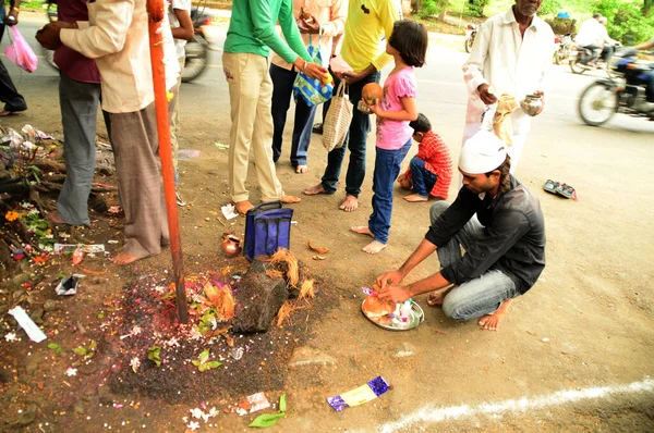 NAGPUR, MAHARASHTRA, INDE - 01 AOÛT : Adoration populaire de Dieu Serpent au festival "Nag Panchami". C'est le culte traditionnel des serpents ou des serpents observé par les hindous à Nagpur, en Inde, le 01 août 2014 — Photo