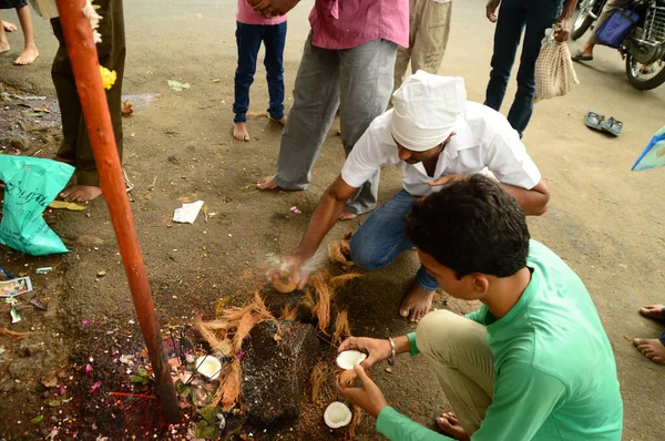 NAGPUR, MAHARASHTRA, INDE - 01 AOÛT : Adoration populaire de Dieu Serpent au festival "Nag Panchami". C'est le culte traditionnel des serpents ou des serpents observé par les hindous à Nagpur, en Inde, le 01 août 2014 — Photo