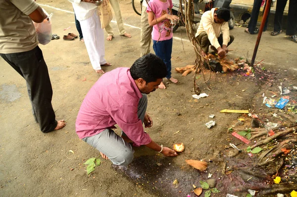 NAGPUR, MAHARASHTRA, INDE - 01 AOÛT : Adoration populaire de Dieu Serpent au festival "Nag Panchami". C'est le culte traditionnel des serpents ou des serpents observé par les hindous à Nagpur, en Inde, le 01 août 2014 — Photo