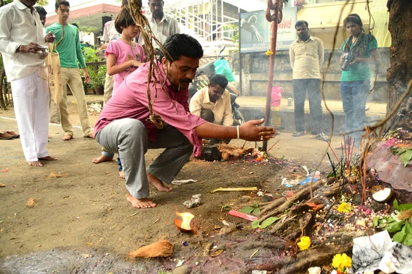 NAGPUR, MAHARASHTRA, INDIA - 01 AGOSTO: La gente adora Dio Serpente nel festival "Nag Panchami". È adorazione tradizionale di serpenti o serpenti osservata dagli indù a Nagpur, India il 01 agosto 2014 — Foto Stock