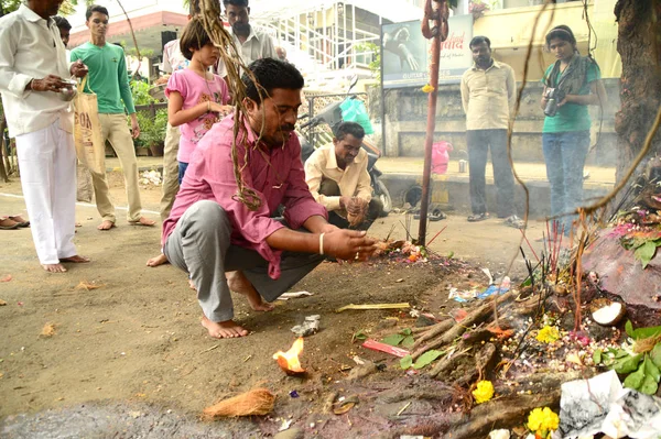 NAGPUR, MAHARASHTRA, INDIA - 01 AGOSTO: La gente adora Dio Serpente nel festival "Nag Panchami". È adorazione tradizionale di serpenti o serpenti osservata dagli indù a Nagpur, India il 01 agosto 2014 — Foto Stock