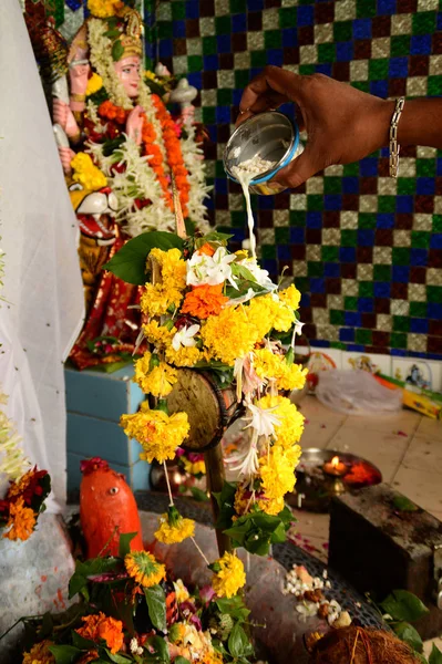 Nagpur, Maharashtra, Indie - 01 sierpnia: Ludzie czczą Boga Węża na festiwalu "Nag Panchami". To jest tradycyjne czczenie węży lub węży zaobserwowane przez Hindusów w Nagpur, Indie na 01 Sierpień 2014 — Zdjęcie stockowe