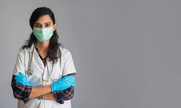 Portrait Femme Médecin Portant Masque Protecteur Des Gants Avec Stéthoscope — Photo