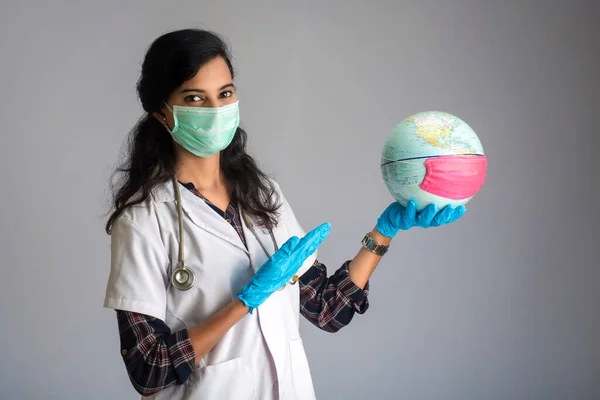 Femme Médecin Tenant Globe Mondial Avec Masque Médecine Épidémie Mondiale — Photo