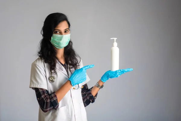 女医生展示一瓶用于洗手的消毒凝胶的肖像 — 图库照片