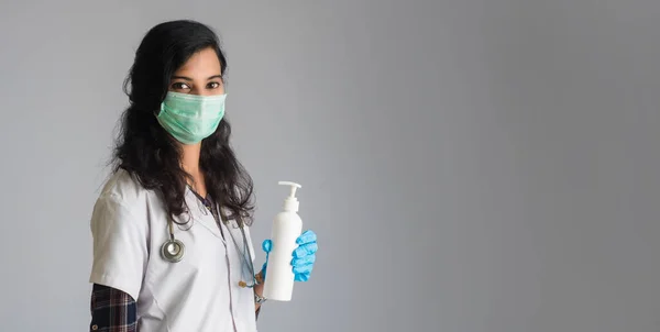 Portrait Femme Médecin Montrant Une Bouteille Gel Désinfectant Pour Nettoyage — Photo