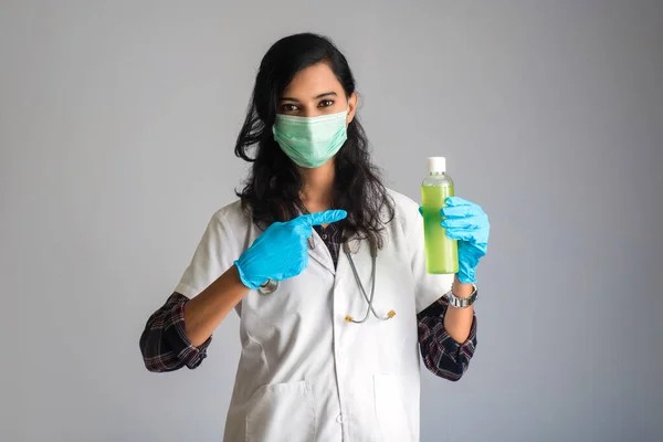 女医生展示一瓶用于洗手的消毒凝胶的肖像 — 图库照片