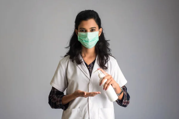 Portrait Femme Médecin Utilisant Gel Désinfectant Une Bouteille Pour Nettoyage — Photo