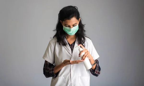 女医生用瓶子中的卫生凝胶洗手的肖像 — 图库照片
