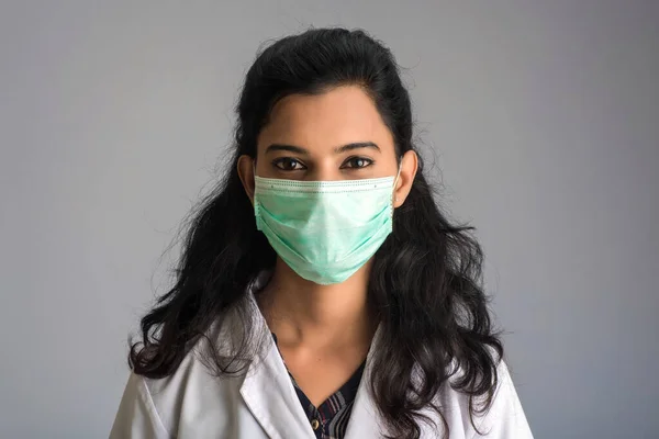 Portrait Rapproché Une Jeune Fille Une Femme Médecin Portant Masque — Photo