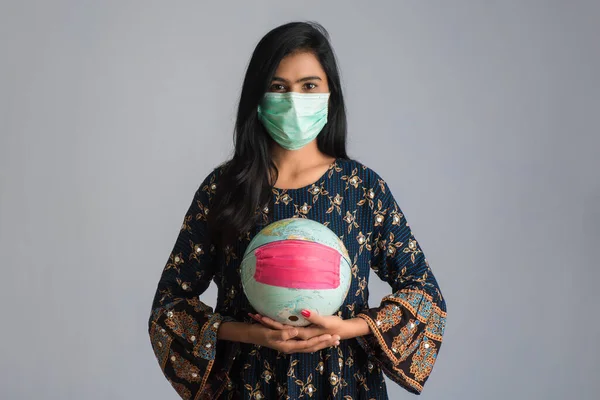 Jeune Fille Tenant Globe Mondial Avec Masque Médecine Épidémie Mondiale — Photo