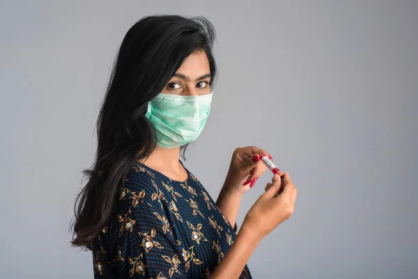 Coronavirüs veya 2019-nCoV analizi için kan örneği içeren bir test tüpü tutan genç kız..