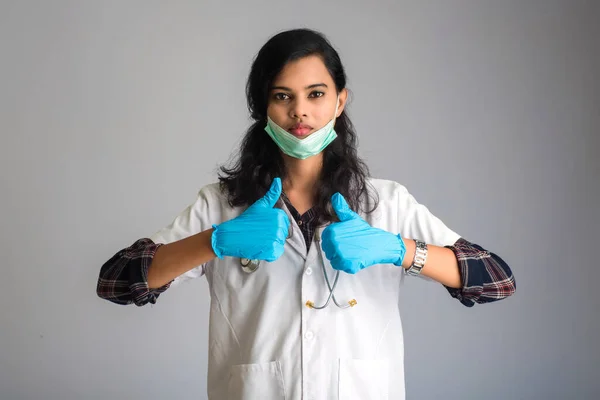 戴口罩的年轻女医生露出病征 头戴科罗那病毒外科口罩的医生 — 图库照片